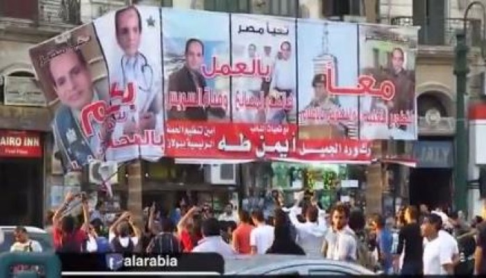 تمزيق وحرق لافتات السيسي وحمدين بميدان طلعت حرب .. فيديو