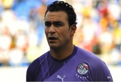 الحضري: "أعبد حسني مبارك بعد ربنا".. ونشطاء يردون: "بكره يعبد السيسي.. لما نشوفه في السجن"