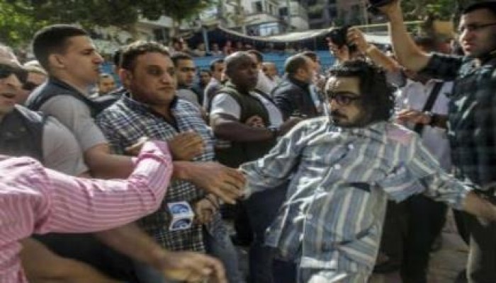 بالصور.. حرس السيسي يعتدي على صحفي حاول الاقتراب منه