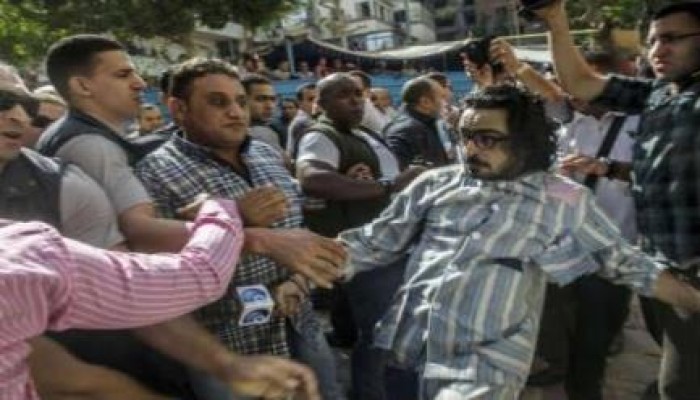 بالصور.. حرس السيسي يعتدي على صحفي حاول الاقتراب منه
