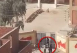 بالفيديو: أطفال يلعبون الكرة امام لجنة انتخابية ببني سويف
