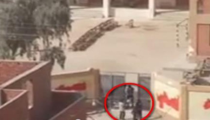 بالفيديو: أطفال يلعبون الكرة امام لجنة انتخابية ببني سويف