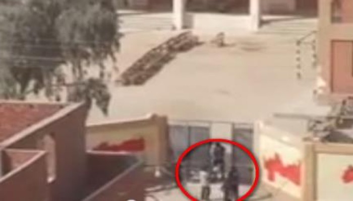 بالفيديو: أطفال يلعبون الكرة امام لجنة انتخابية ببني سويف