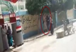 بالفيديو.. ضابط شرطة يعتدي على سيدة مسنة أمام احدى اللجان الانتخابية بالمحلة