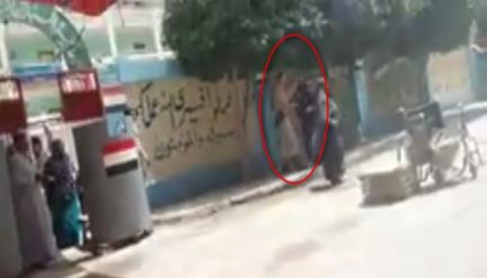 بالفيديو.. ضابط شرطة يعتدي على سيدة مسنة أمام احدى اللجان الانتخابية بالمحلة