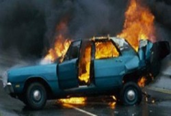 مجهولون يشعلون النار فى سيارة وكيل نيابة أمام منزله بالمحلة