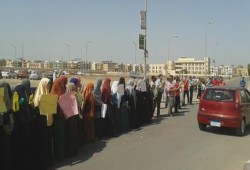 سلسلة بشرية لشباب ضد الانقلاب بدمياط الجديدة
