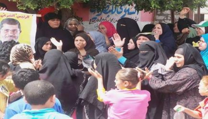 مسيرة بالملابس السوداء ببني سويف إعلاناً عن وفاة الانقلاب