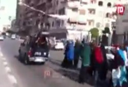بالفيديو.. لحظة إختطاف قوات أمن "الع*ص" لفتاتين من مسيرة ببورسعيد