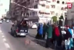 بالفيديو.. لحظة إختطاف قوات أمن "الع*ص" لفتاتين من مسيرة ببورسعيد
