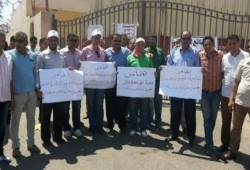 عمال ونقابيون يواصلون الاعتصام بمقر شركة سينكو بـالسويس
