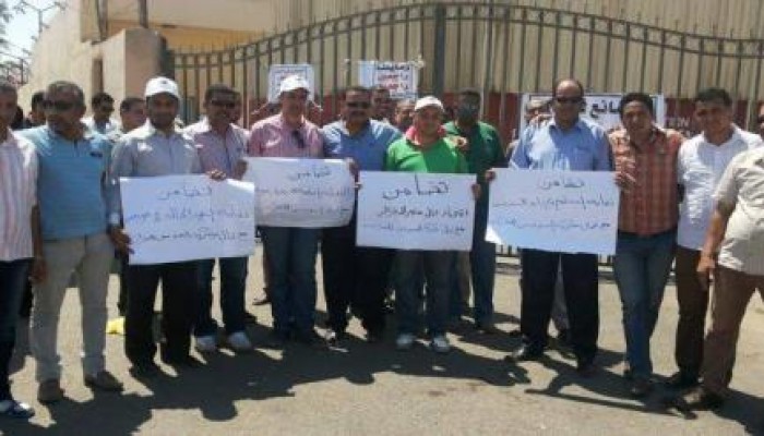 عمال ونقابيون يواصلون الاعتصام بمقر شركة سينكو بـالسويس