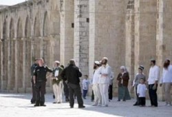 عشرات المستوطنين يقتحمون الأقصى وسط تضييقات على دخول المسلمين