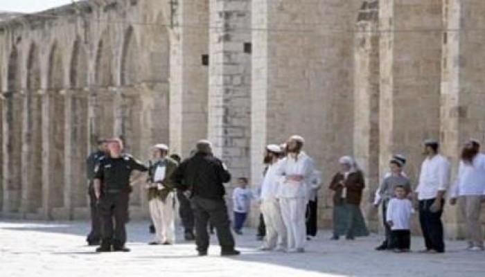 عشرات المستوطنين يقتحمون الأقصى وسط تضييقات على دخول المسلمين