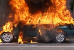 مجهولون يشعلون النيران في سيارات 3 مستشارين بالشرقية