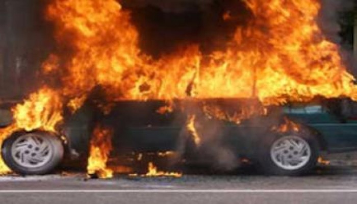 مجهولون يشعلون النيران في سيارات 3 مستشارين بالشرقية