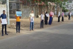 ‏الدقهلية‬ : سلسلة بشرية لشباب ضد الإنقلاب بمنية النصر رافضة للحكم العسكرى