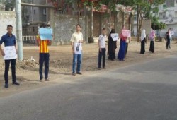 ‏الدقهلية‬ : سلسلة بشرية لشباب ضد الإنقلاب بمنية النصر رافضة للحكم العسكرى