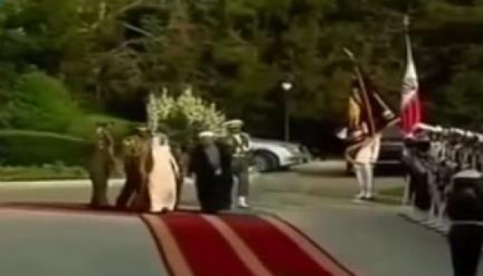 أمير الكويت "يترنح" أثناء مراسم استقبال رئيس إيران له (فيديو)