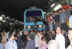 بالفيديو  مواطنون يهاجمون السيسي و حكومة الانقلاب بسبب عطل المترو