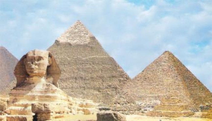 الانقلاب يفضح مصر :  وزارتا السياحة والآثار تطلقان حملة للسياح "اتبرع ولو بدولار"