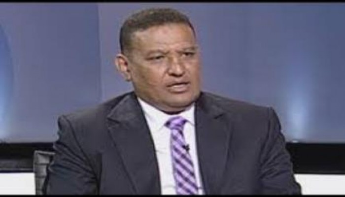 عزوز ساخرا: نخلي القاهرة من السكان عشان خاطر السيسي