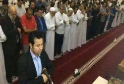 ننشر بالصور : مذيع الجزيرة "ايمن عزام" يؤم المصلين في صلاة الغائب على والده