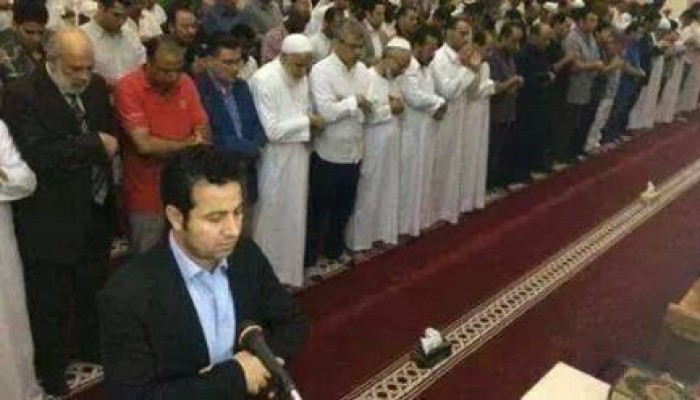 ننشر بالصور : مذيع الجزيرة "ايمن عزام" يؤم المصلين في صلاة الغائب على والده