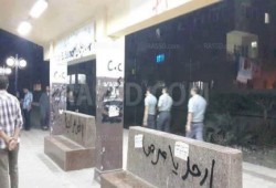 بالصور : الثوار يكتبون عبارات " ارحل يا عر* " داخل محطات المترو