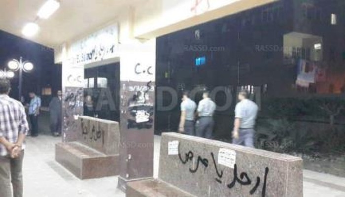 بالصور : الثوار يكتبون عبارات " ارحل يا عر* " داخل محطات المترو