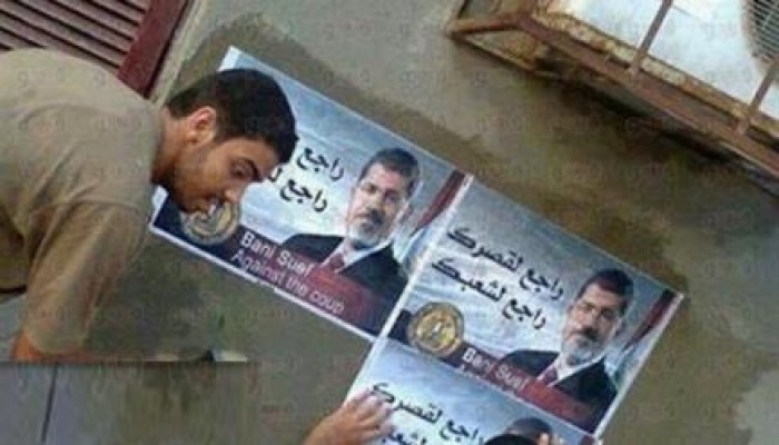 شباب الاسكندرية يغرقون شوارع الاسكندرية بالاف الملصقات