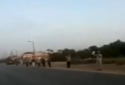 بالفيديو :سلسلة بشرية لأهالي وثوار القصاصين رفضا لمسرحية تنصيب السفاح