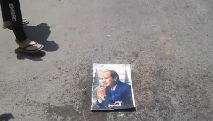 بالفيديو : ثوار الاسكندرية ينصبون السيسي علي طريقتهم بحرق صوره في الميادين