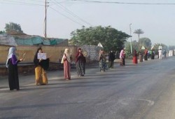 سلسلة بشرية بقرية الميمون شمال بني سويف لرفض تنصيب قائد الانقلاب للرئاسة