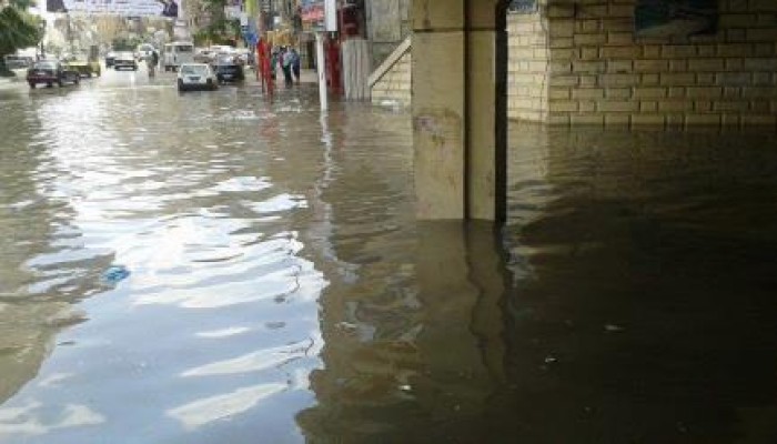 بداية عصر قائد الانقلاب .. ازمة مروري بسموحة نتيجة انفجار أحد خطوط مياه الشرب
