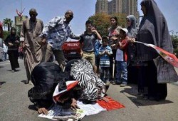 ننشر بالصور عبيد السيسي يسجدون لصوره في ميدان التحرير !