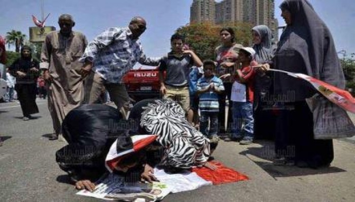 ننشر بالصور عبيد السيسي يسجدون لصوره في ميدان التحرير !