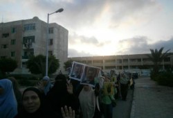 بالصور : برج العرب تنتفض بمسيرة ليلية رداً على تنصيب قائد الانقلاب