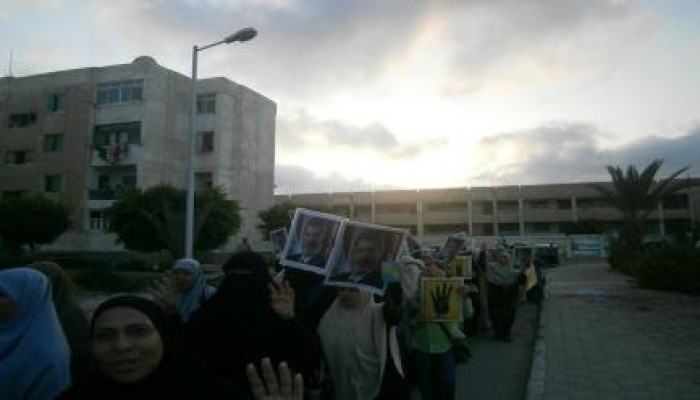 بالصور : برج العرب تنتفض بمسيرة ليلية رداً على تنصيب قائد الانقلاب