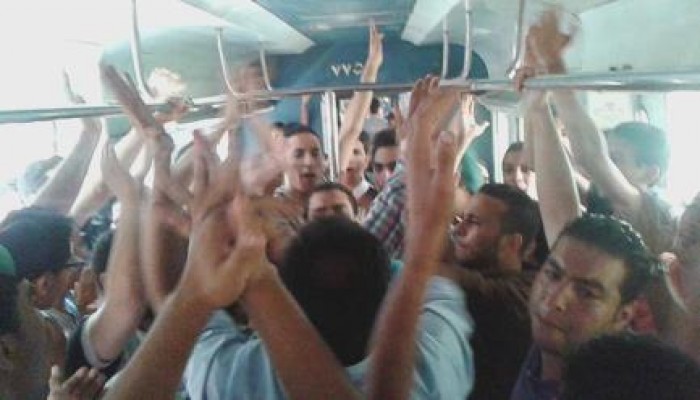 بالصور : شباب الاسكندرية ينظمون مسيرة ضد الانقلاب داخل القطار