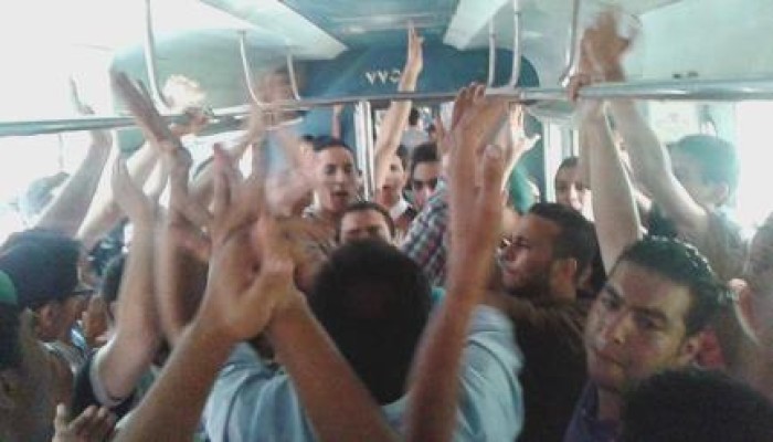 بالصور : شباب الاسكندرية ينظمون مسيرة ضد الانقلاب داخل القطار