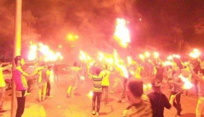 بالصور : ثوار ضد الانقلاب بكورنيش المعادي بالمشاعل بالقرب من مقر المحكمة الدستورية العليا