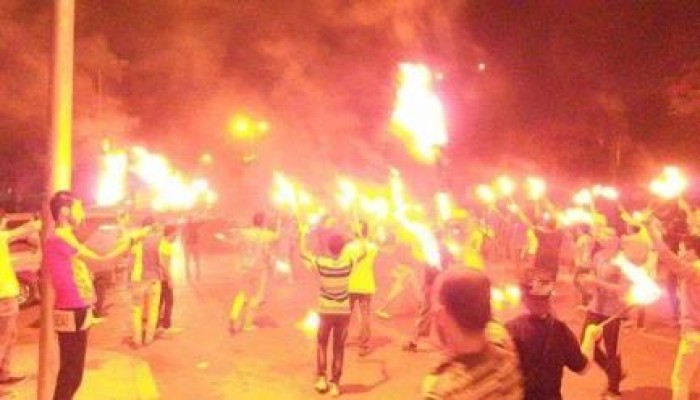 بالصور : ثوار ضد الانقلاب بكورنيش المعادي بالمشاعل بالقرب من مقر المحكمة الدستورية العليا
