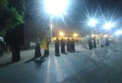 سلسلة بشرية لأحرار مدينة إدفو بأسوان تطالب بإسقاط حكم العسكر في سلسلة بشرية