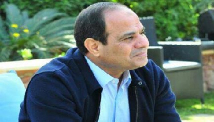 بالفيديو :  السيسى لأهالى الشهداء : "احنا هنا بدم ولادكم"