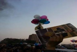 الثوار يزينون سماء القاهرة بصور الرئيس مرسي