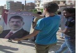 مسيرة شبابية تحمل صور الرئيس مرسى بمدينة الإسماعيلية