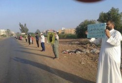 ‫‏الدقهلية‬ : سلسلة بشرية للأهالي على طريق "طناح" بالمنصورة رفضاً للحكم العسكري