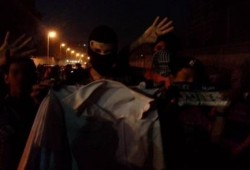 بالصور:الثوار يحطمون بوكس شرطة حاول الاعتداء علي مسيرة ضد الانقلاب ويجردون ضابط من ملابسه