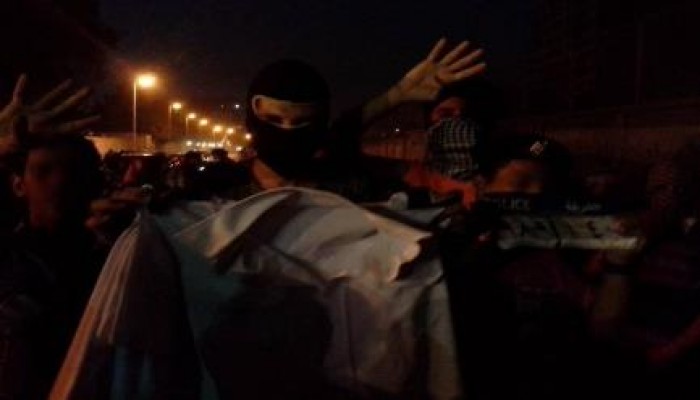 بالصور:الثوار يحطمون بوكس شرطة حاول الاعتداء علي مسيرة ضد الانقلاب ويجردون ضابط من ملابسه